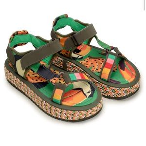 FARM Rio NWT size 10 Green Toucans Platform Raffia Velcro Sandal